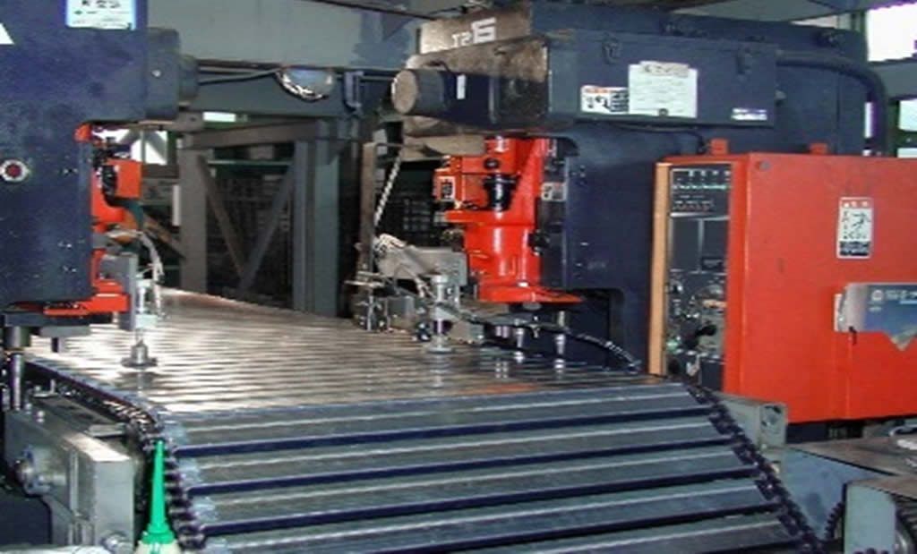 搬送用スラットコンベヤ接合機械